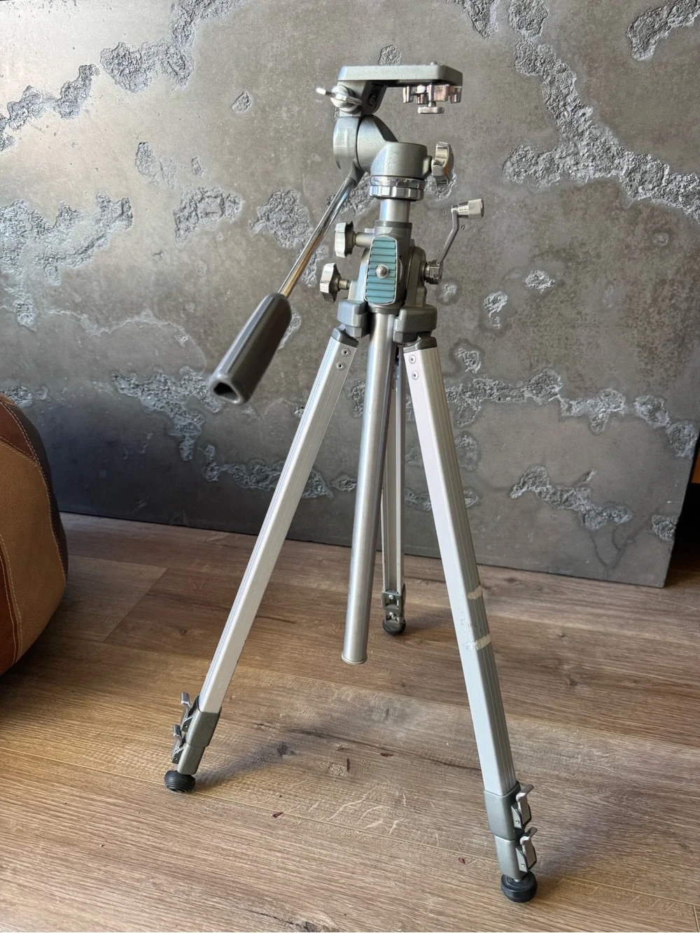 VINTAGE MANON 600 PROFESSIONAL CAMERA TRIPOD – MADE IN JAPAN